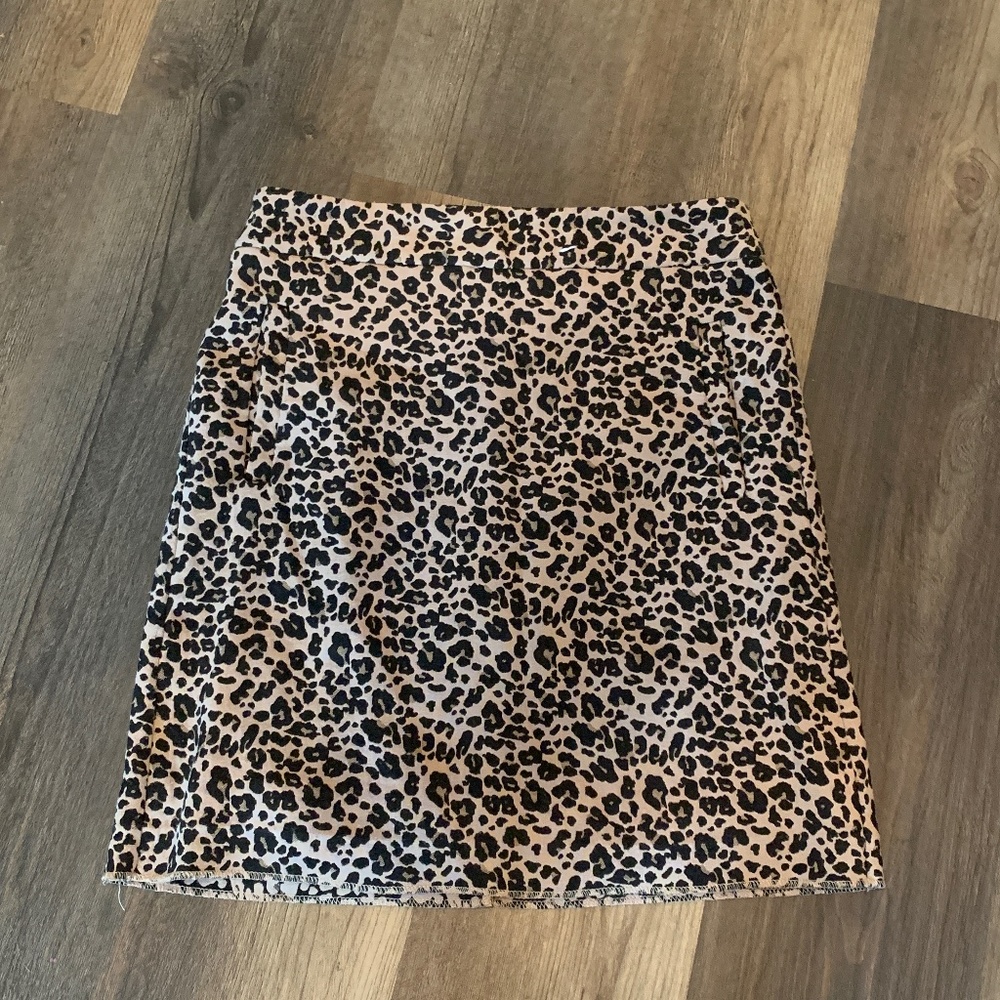 Loft fully lined animal‎ print mini with pockets. Worn a few times